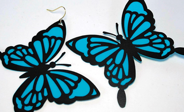 Chỉ với những nguyên liệu đơn giản và một chút khéo tay, bạn có thể tự tay tạo ra những đôi hoa tai bướm cực kỳ đẹp mắt và dễ thương. Hãy xem video để có những gợi ý và hướng dẫn trong quá trình làm nhé!